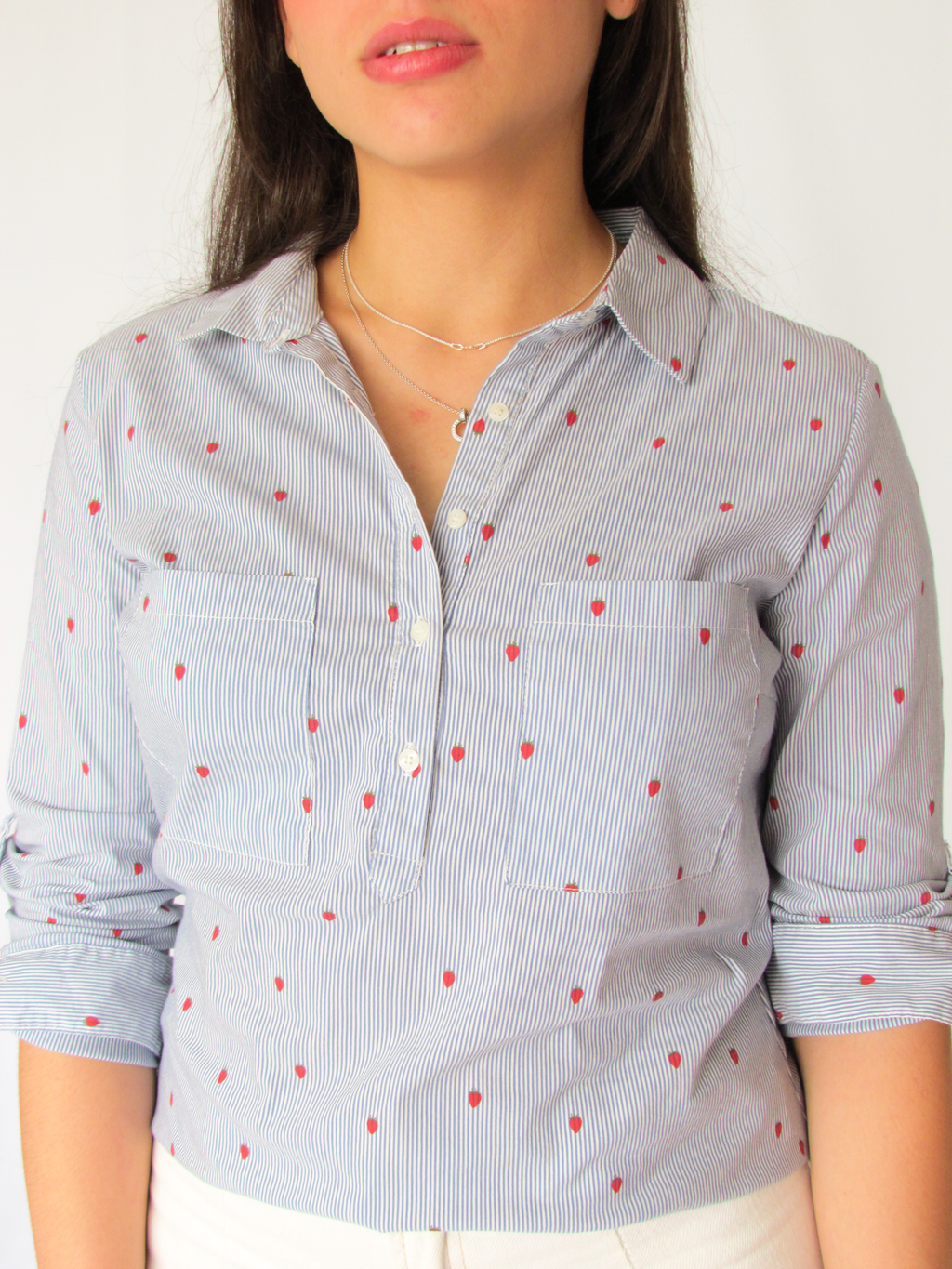 Camisa social listrada com estampa de Morangos Zara TAM G